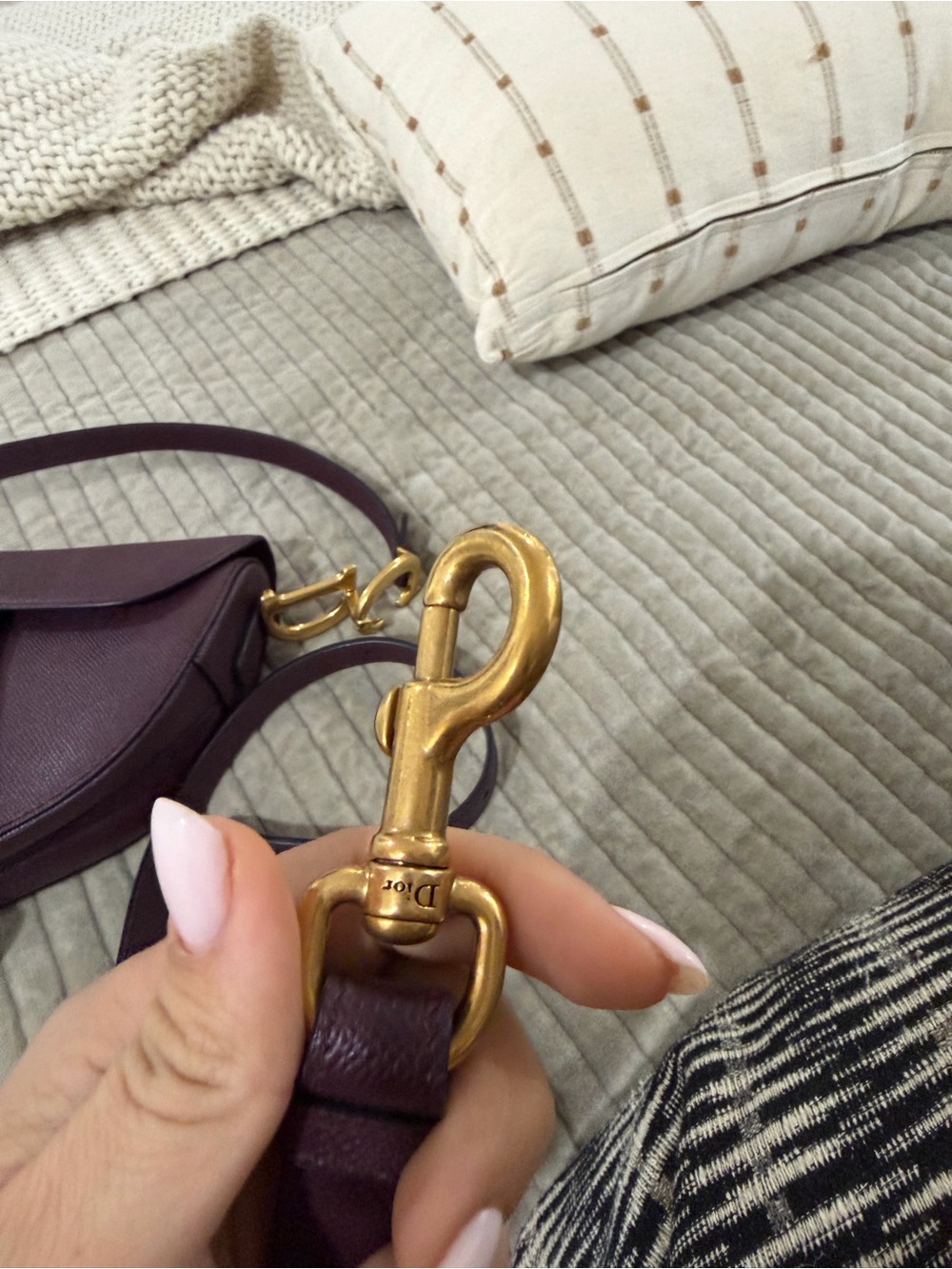 Dior Plum Saddle Crossbody Bag with Gold Hardware - Picture 4 of 8